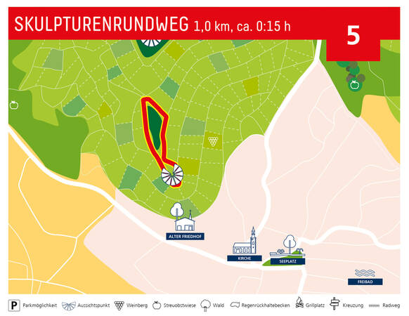 Die Karte zeigt den Skulpturenrundweg mit einer Länge von 1,0 km in einem grünen Gebiet, das von Streuobstwiesen und Wald umgeben ist, und markanten Punkten wie einem alten Friedhof, einer Kirche und einem Seeplatz.