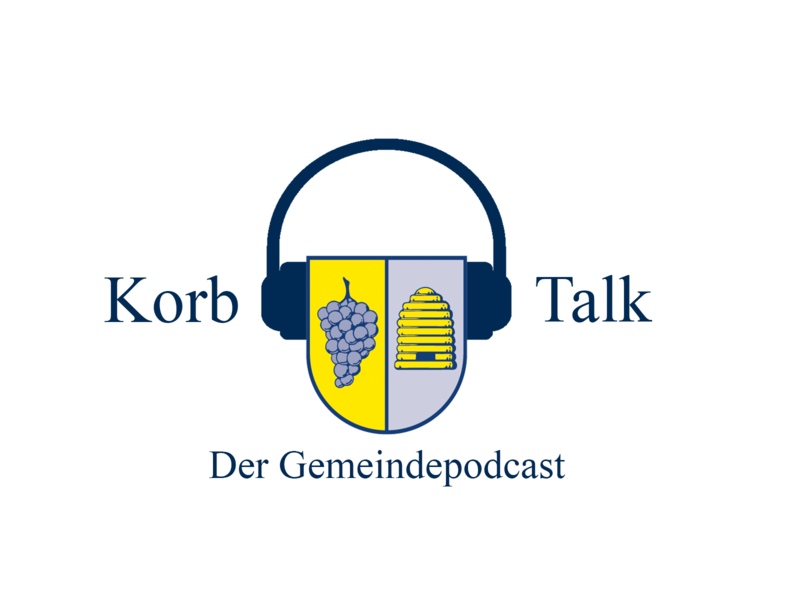 Ein Wappen mit Trauben und einem Bienenkorb, umgeben von Kopfhörern, mit der Aufschrift "Korb Talk - Der Gemeindepodcast".