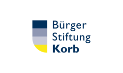 Das Bild zeigt das Logo der Bürger Stiftung Korb mit einem vertikal geteilten Schild in den Farben Dunkelblau, Grau, Hellgrau und Gelb.