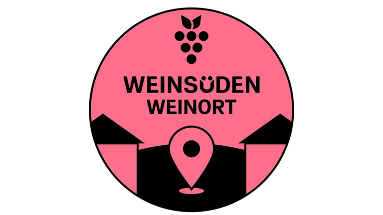 Das Bild zeigt ein rundes, rosa Logo mit dem Schriftzug "Weinsüden Weinort" in der Mitte, einem Traubenmotiv darüber und einer stilisierten Karte mit einem Standortmarker darunter.